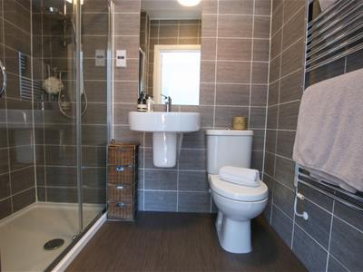 EN SUITE SHOWER ROOM